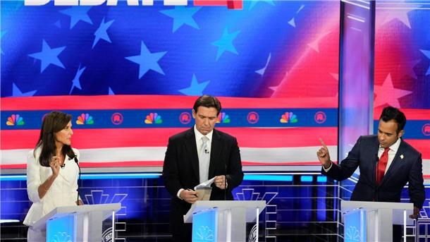 Schrille Republikaner-Debatte - mit Stöckelschuh-Attacke Nikki Haley (l-r), Ron DeSantis und Vivek Ramaswamy sind Präsidentschaftsanwärter.