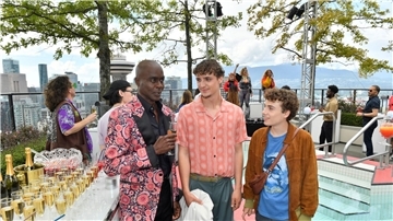 Niklas Chrom (Levi Busch, r) und Daniel Gruber (Jean Luc Caputo, M) treffen auf einer Party Bruce Darnell.