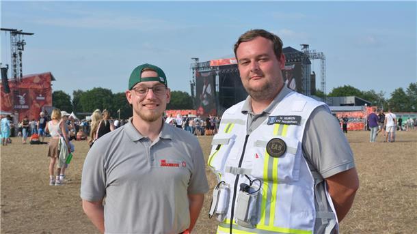 Niklas Renken (rechts) und Mirco Hecken vom Ortsverband Nordenham koordinieren beim Deichbrand-Festival 2025 die Fußstreifen im Infield.