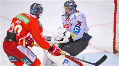 Niklas Svedberg (rechts) zeigte im Tor der Fischtown Pinguins eine gute Leistung.