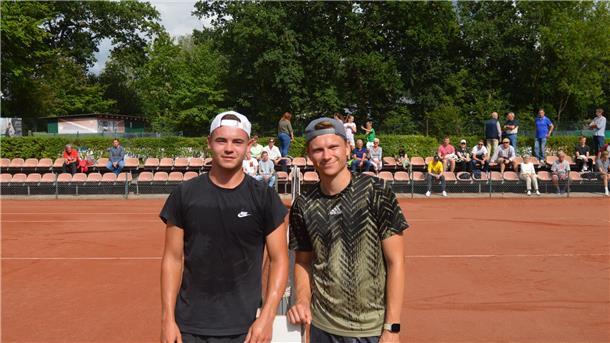Niklaus Guttau (links) vom Club an der Alster setzte sich im Finale der „Bremerhaven Open“ gegen Felix Palmen durch.