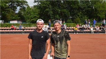Niklaus Guttau (links) vom Club an der Alster setzte sich im Finale der „Bremerhaven Open“ gegen Felix Palmen durch.