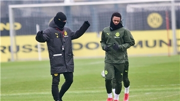 Niko Kovac musste sich beim Abschlusstraining in Dortmund warm anziehen.