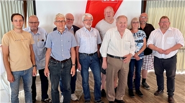 Der neue Vorstand aus zehn Personen stellte sich dem Fotografen.