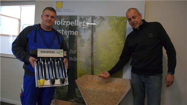 Nils Dettmann, Anlagenmechaniker-Meister, und Thomas Koop, Chef von Koop Energietechnik in Neuenwalde, beobachten ein gestiegenes Interesse an Wärmepumpen, Solarthermie und Pellet-Heizungen.