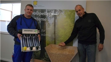 Nils Dettmann, Anlagenmechaniker-Meister, und Thomas Koop, Chef von Koop Energietechnik in Neuenwalde, beobachten ein gestiegenes Interesse an Wärmepumpen, Solarthermie und Pellet-Heizungen.