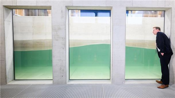 Salzwasser-Wellen-Strömungskanal für Forschung eröffnet Nils Goseberg, Professor am Leichtweiß-Institut für Wasserbau der Technischen Universität (TU) Braunschweig, steht am neuen Salzwasser-Wellen-Strömungskanal.