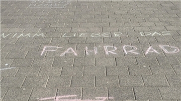 „Nimm lieber das Fahrrad“ steht mit Kreide auf Asphaltpflaster geschrieben. In der Samtgemeinde Tarmstedt macht sich eine neue Gruppe für die Belange von Radfahrern stark.