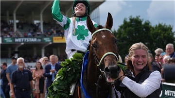 Nina Baltromei gewinnt auf Hochkönig als erste Frau das Deutsche Derby.