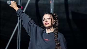 Nina Chuba eroberte 2022 mit „Wildberry Lillet“ die Spitze der deutschen Single-Charts.
