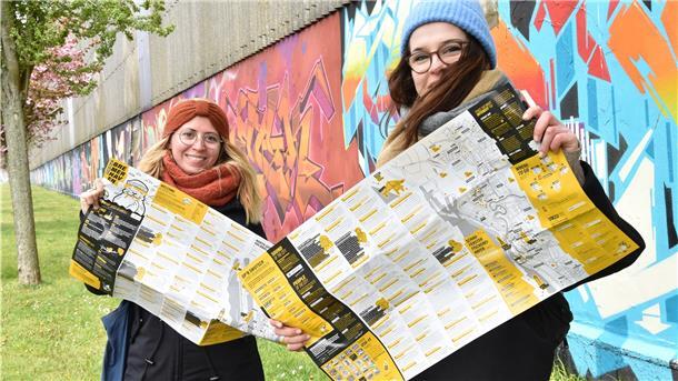 Nina Freistedt und Ann-Kristin Hitzemann (von links) stellen einen ganz besonderen Stadtplan vor.