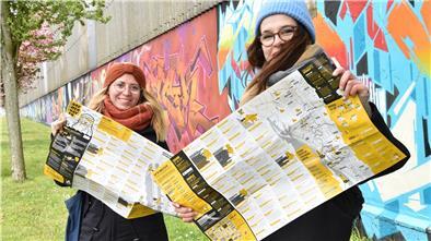 Nina Freistedt und Ann-Kristin Hitzemann (von links) stellen einen ganz besonderen Stadtplan vor.