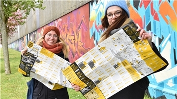 Nina Freistedt und Ann-Kristin Hitzemann (von links) stellen einen ganz besonderen Stadtplan vor.