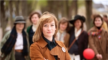 Nina Gummich als Alice Schwarzer in einer Szene aus „Alice“.