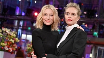 Nina Hoss (r) und Schauspiel-Kollegin Cate Blanchett auf der Berlinale.