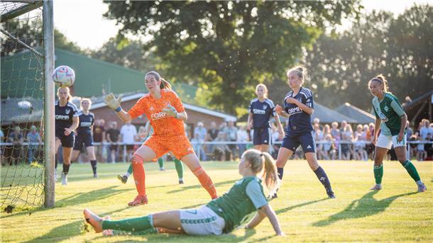 Nina Lührßen (vorn) bringt den Ball auf das Tor des FC Geestland, aber Torhüterin Svenja Feldmann muss nicht eingreifen. Am Ende hatten die Werder-Frauen im Testspiel aber neunmal getroffen.