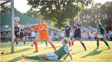 Nina Lührßen (vorn) bringt den Ball auf das Tor des FC Geestland, aber Torhüterin Svenja Feldmann muss nicht eingreifen. Am Ende hatten die Werder-Frauen im Testspiel aber neunmal getroffen.