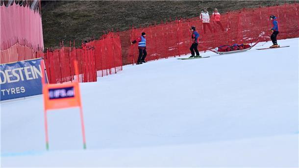 Gut-Behrami gelingt Sieg in Garmisch - Sorgen um Nova Nina Ortlieb wird nach ihrem Sturz in der Abfahrt mit dem Rettungsschlitten ins Tal gebracht.