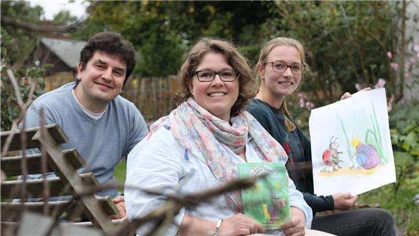 Nina Pfeiffer (Mitte) litt vor Jahren an einer Depression. Zusammen mit dem Diplom-Psychologen Henner Spierling aus Wilstedt und Illustratorin Charline Alcantara aus Bremen hat die dreifache Mutter ein Buchprojekt verwirklicht, um betroffenen Kindern und deren Eltern zu helfen.