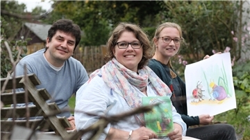 Nina Pfeiffer (Mitte) litt vor Jahren an einer Depression. Zusammen mit dem Diplom-Psychologen Henner Spierling aus Wilstedt und Illustratorin Charline Alcantara aus Bremen hat die dreifache Mutter ein Buchprojekt verwirklicht, um betroffenen Kindern und deren Eltern zu helfen.