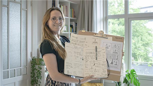 Nina Vogel mit ihren Entwürfen für das besondere Bremerhaven -"Merch", also Werbung für die Stadt.