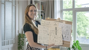 Nina Vogel mit ihren Entwürfen für das besondere Bremerhaven -"Merch", also Werbung für die Stadt.