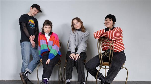 Nino Cutino (l-r), Anja Jurleit, Svenja Schwalm und Maria Costantino von der Indiepop-Band Power Plush.