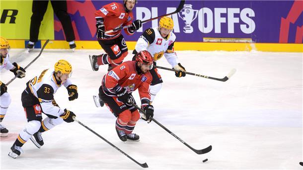 Nino Kinder (am Puck) rannte den Schweden in Unterzahl auf und davon und sorgte mit dem 5:0 für die endgültige Entscheidung.