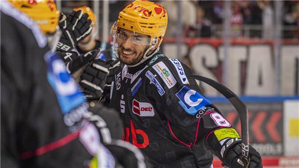 Dreierpack von Görtz: Pinguins gewinnen das Nordderby gegen Wolfsburg Nino Kinder bejubelt sein Tor zum 3:0 gegen die Grizzlys Wolfsburg.