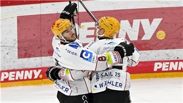 Pinguins schlagen Düsseldorf durch Treffer der vierten Sturmreihe Nino Kinder (links) bejubelt mit Rayan Bettahar sein erstes Saisontor.