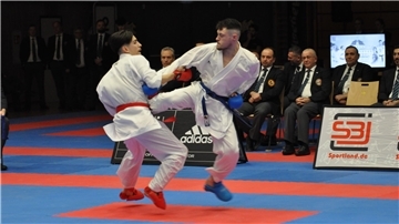 Nippon-Karateka Edgard Merkine (rechts) sammelt auch international weiter fleißig Edelmetall.