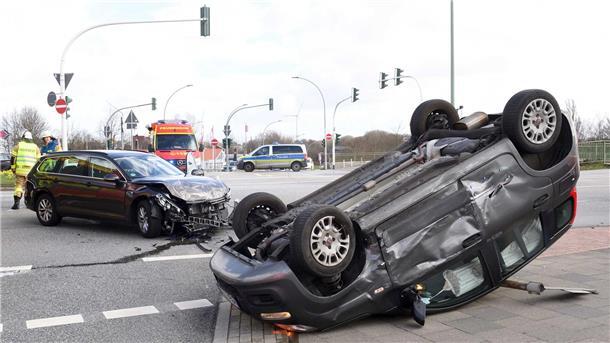 Nirgends passieren in Bremerhaven so viele Unfälle wie auf der Stresemannstraße. Dieser Fiat landete im März 2020 auf dem Dach. Der Fahrer musste verletzt ins Krankenhaus gebracht werden.