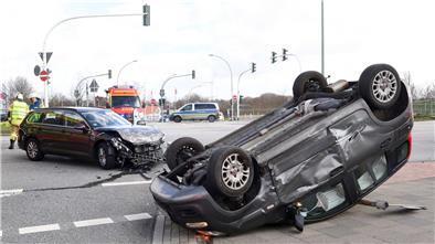 Nirgends passieren in Bremerhaven so viele Unfälle wie auf der Stresemannstraße. Dieser Fiat landete im März 2020 auf dem Dach. Der Fahrer musste verletzt ins Krankenhaus gebracht werden.