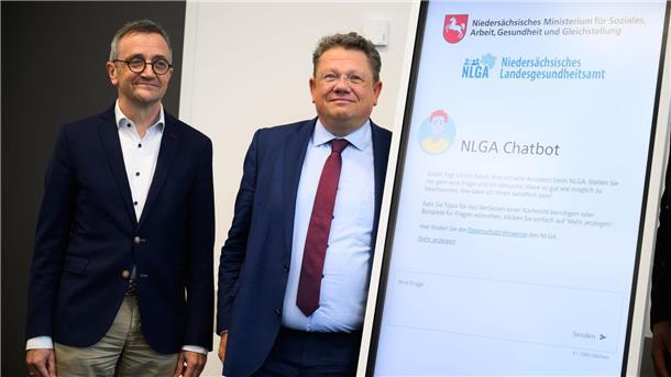 Chatbot liefert Antworten auf Gesundheitsfragen NLGA-Präsident Feil (l) und Gesundheitsminister Philippi sind stolz auf den Chatbot.