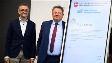 NLGA-Präsident Feil (l) und Gesundheitsminister Philippi sind stolz auf den Chatbot.