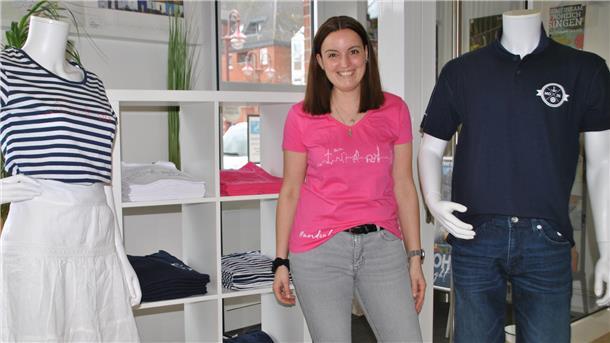 NMT-Mitarbeiterin Sandra Jankowsky führt gemeinsam mit zwei eher gesichtslosen Models die neue Nordenham-Kollektion vor.