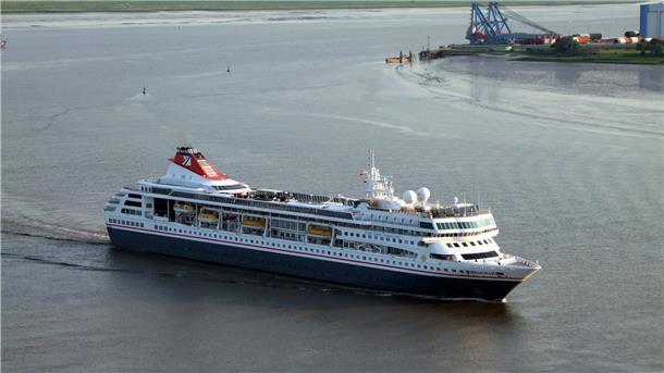 Noch als „Braemar“ ist das Schiff hier auf der Weser vor Bremerhaven im Juli 2016 unterwegs.