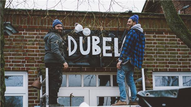 Noch bietet der „Dübel“ nur Mittagstisch außer Haus, aber das Gastro-Team hofft, dass es bald endlich wieder losgeht.