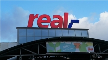 Buchstaben auf einem Gebäude formen den Schriftzug "Real"