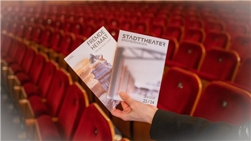 Noch bleiben die Plätze im Großen Haus oft leer. Das Team des Stadttheaters hofft, dass sich das in der neuen Spielzeit ändert. Das neue Spielplan-Heft lockt mit vielen Angeboten.