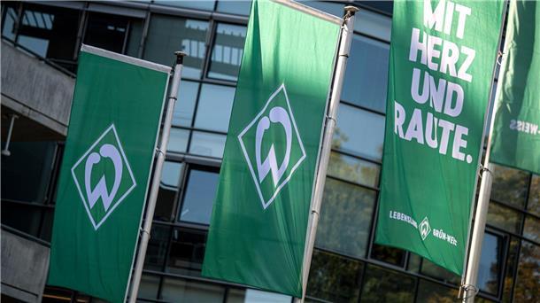 SV Werder holt Verteidiger Schmidt per Leihe Noch ein Spieler für Werder Bremens Defensive: Isaac Schmidt kommt von Leeds United.