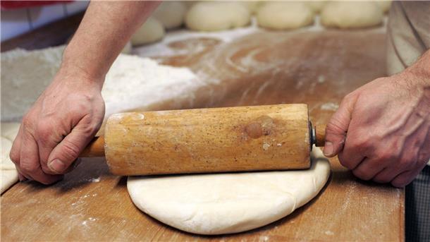 Noch immer sind zahlreiche Ausbildungsstellen im Backhandwerk und in Fleischereien nicht besetzt. Um Abhilfe zu schaffen, kooperieren nun Betriebe mit der Handwerkskammer in Bremen. Nachwuchskräfte kommen aus Indien.