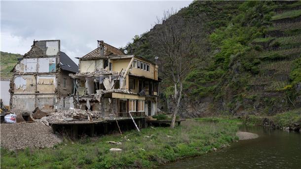Warten auf den Bescheid zum Wiederaufbau an der Ahr Noch immer zeugt die Ruine eines Hauses in Mayschoß von der Wucht der Wassermassen.
