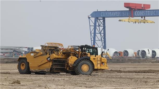 Ein gelbes Fahrzeug auf Sand.