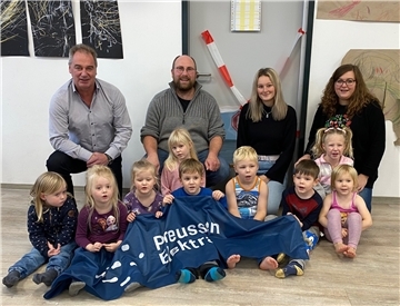 Noch ist die Tür zu dem kleinen Raum versperrt. Doch bald dürfen dort die Kinder mit Ton und Speckstein arbeiten. Darüber freuen sich (von links) Jörg Gaspar, beim Kernkraftwerk Unterweser (KKU) für Kommunikation zuständig, sowie die Erzieher Moritz Milles, Jacqueline Irsch und Sophia Bücker.