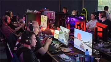 Männer vor Computer-Bildschirmen. In der Großsporthalle in Brake fand die 33. LAN-Party „total verpLANt" statt.