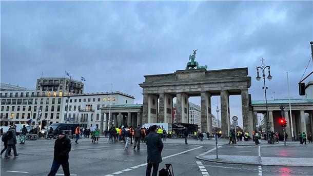 Noch ist viel Platz vor dem Brandenburger Tor.