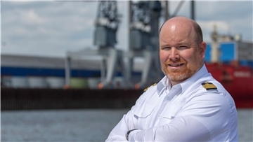 Noch kein Fernweh: Stephan Berger, seit diesem Monat Hafenkapitän für Bremerhaven und Bremen. Foto P. Eisenschmidt