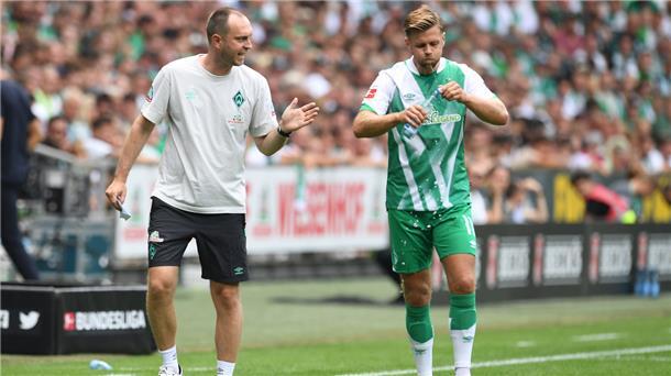 Fußball: Bundesliga, Werder Bremen - VfB Stuttgart, 2. Spieltag, wohninvest Weserstadion. Werders Niclas Füllkrug (r) während einer Trinkpause im Gespräch mit Trainer Ole Werner.