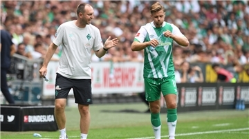 Fußball: Bundesliga, Werder Bremen - VfB Stuttgart, 2. Spieltag, wohninvest Weserstadion. Werders Niclas Füllkrug (r) während einer Trinkpause im Gespräch mit Trainer Ole Werner.